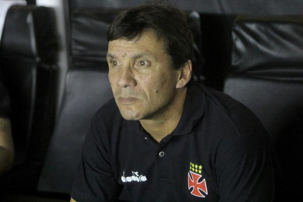 Zé Ricardo concentrado antes da bola rolar