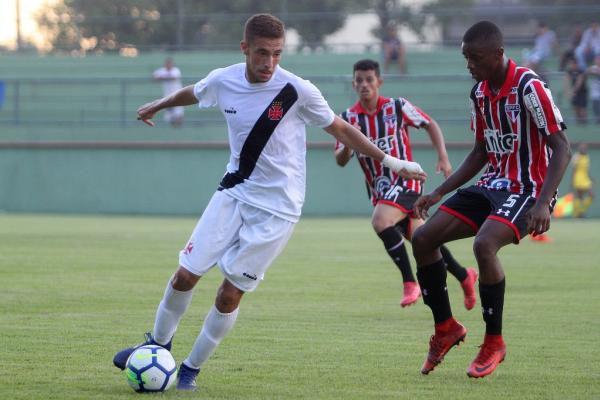 Caio Lopes em ação diante do São Paulo