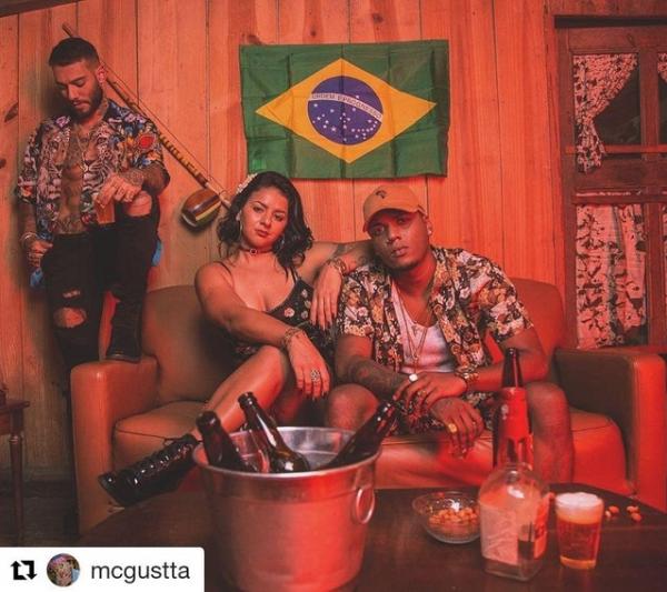 Camille Rodrigues entre Lucas Lucco e Mc Gustta