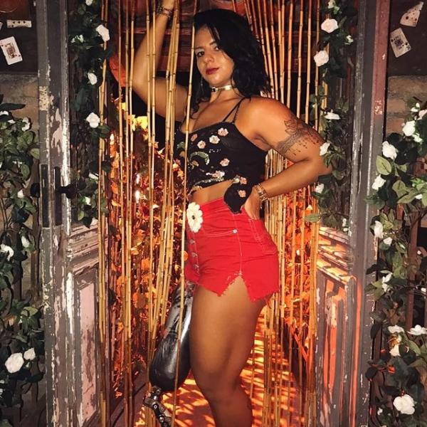 Camille Rodrigues vestida a caráter para o clipe