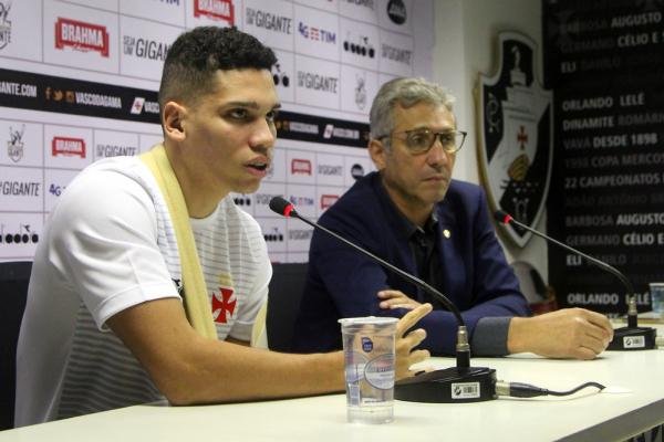 Paulinho ao lado de Campello em coletiva