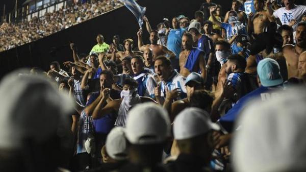 Torcedores do Racing em confronto com a polícia em São Januário