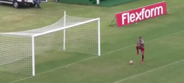 Samuel fez a dancinha, sua comemoração tradicional, antes de empurrar bola para as redes