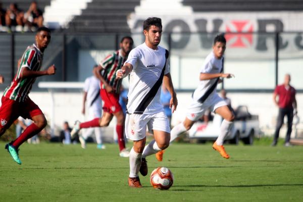 Dudu em ação diante do Fluminense, no gramado da Colina