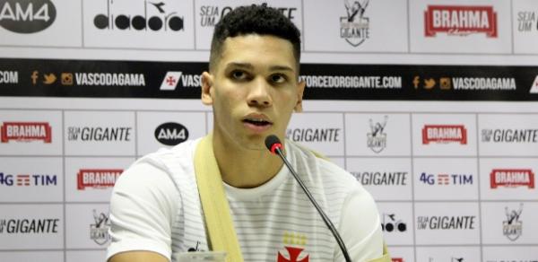 Paulinho em coletiva de despedida do Vasco ainda com tipóia no braço esquerdo