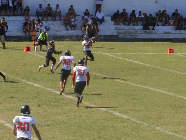 Slaxis camisa 32, acompanha a conclusão do passe em mais uma descida do Gigante da Colina