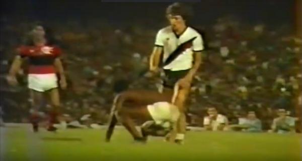 Gilberto derrubou o Ladrilheiro e deu início a uma grande confusão no Maracanã