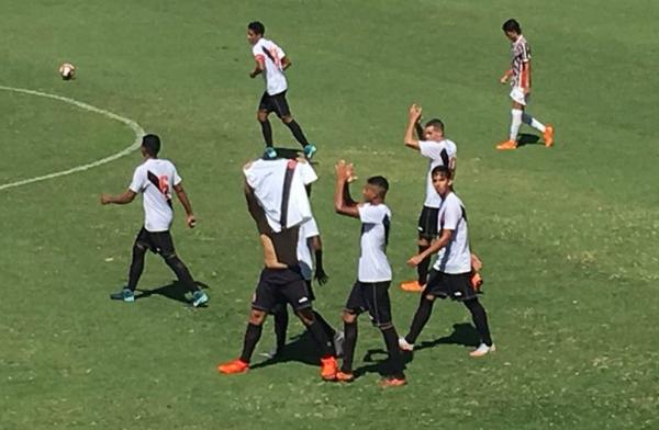Hugo Borges exibe camisa do Vasco para torcida do Fluminense após gol