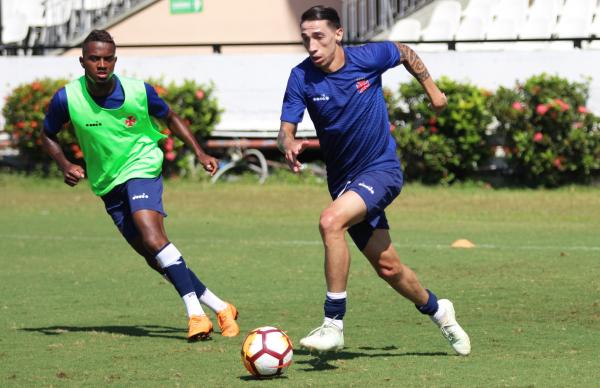 Rildo encara marcação de Kelvin durante treino