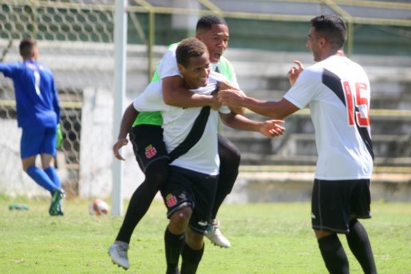João Pedro recebe abraço dos companheiros em comemoração