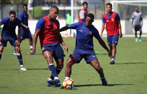 Wellington disputa a bola com o amigo Breno