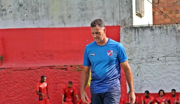 Carlos Germano tem dupla função no Maricá: é preparador de goleiros e auxiliar-técnico