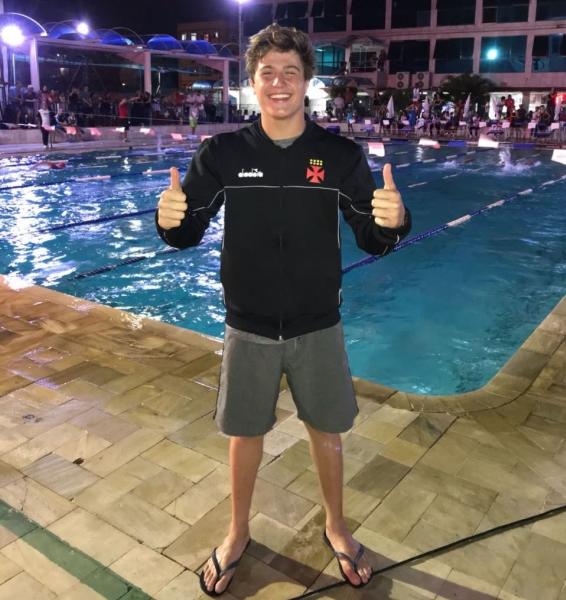 Filipe comemorando mais uma vitória pelo Gigante da Colina