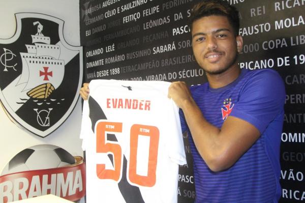 Evander exibe camisa comemorativa pelos 50 jogos