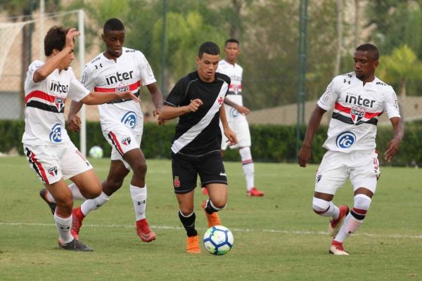 Moresche em ação contra o São Paulo em Cotia