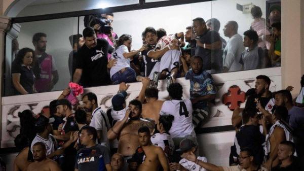 Torcedores fogem para camarotes durante confusão na arquibancada de São Januário