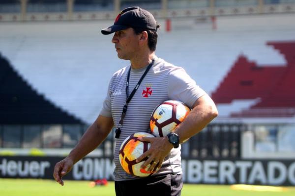 Zé Ricardo pode ganhar reforços no Vasco