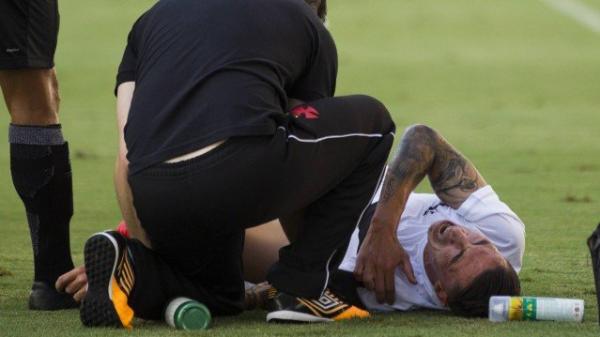 Rildo chora de dor na primeira lesão no ombro esquerdo pelo Vasco