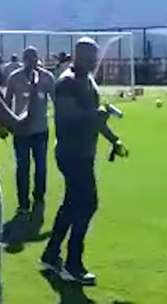 Segurança em campo, possivelmente armado com uma pistola