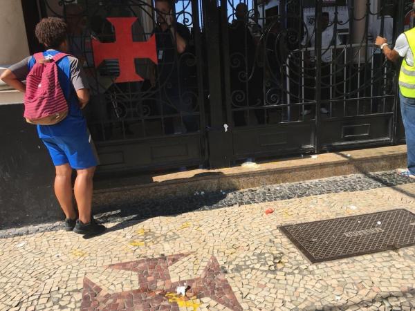 Ovos foram jogados no portão principal do clube