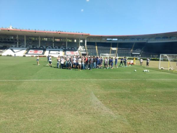 Torcedores invadiram treino do Vasco em São Januário