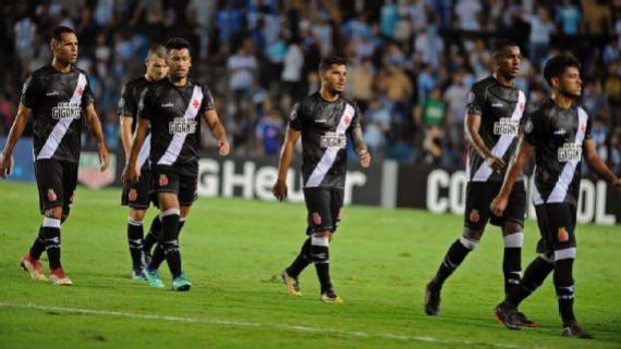 Jogadores do Vasco durante jogo contra o Racing-ARG, na Argentina