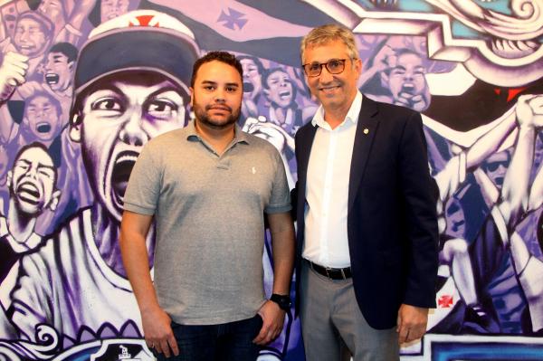 O diretor Clayton Leal e o Presidente Campello em um dos pontos temáticos