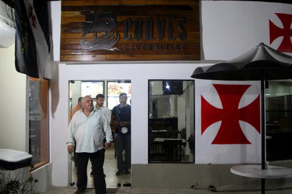 O Vice-Presidente de Patrimônio Luiz Gustavo na entrada do novo restaurante