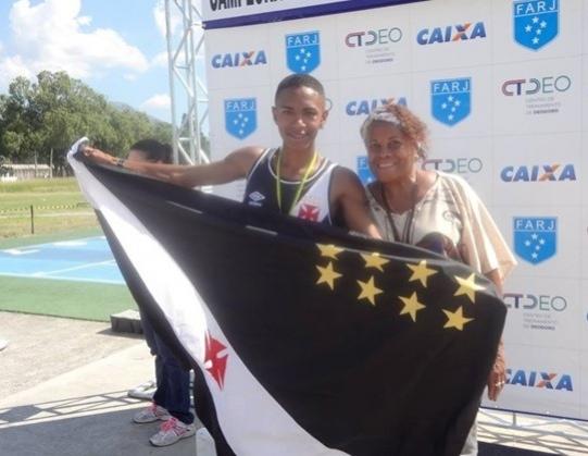 Douglas e a coordenadora professora do atletismo Solange