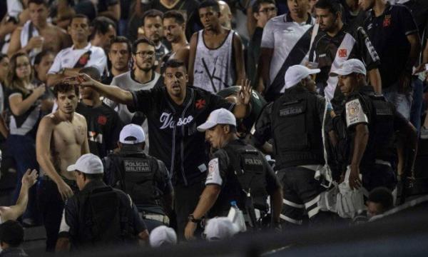 Torcedores do Vasco discuntem com PMs na partida contra o Racing
