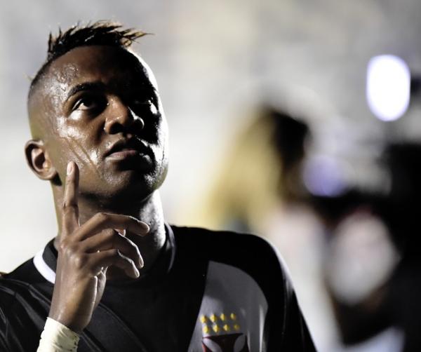 Kelvin em comemoração em São Januário na vitória do Vasco