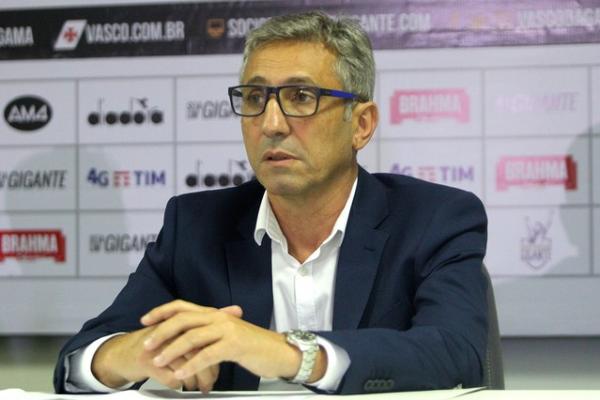Alexandre Campello, presidente do Vasco, tenta se proteger de impeachment