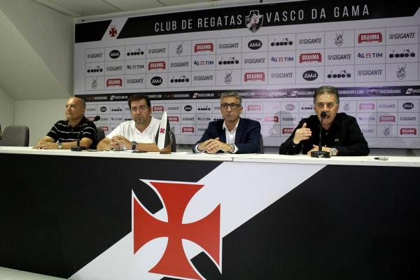 Newton Drummond, de listrado, e Pelaipe, falando, seguem no comando do futebol do Vasco