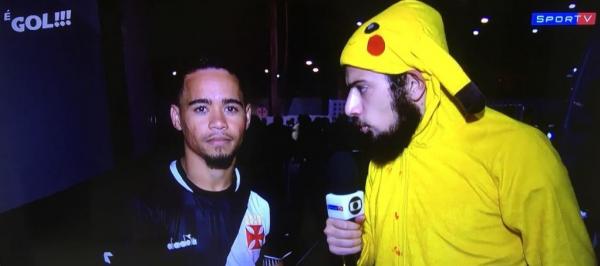 Yago Pikachu ao lado de Lucas Strabko fantasiado de Pikachu