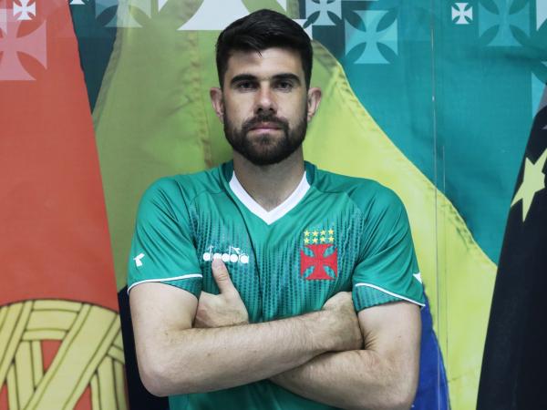 O experiente jogador agora é Cruzmaltino e quer fazer história em São Januário