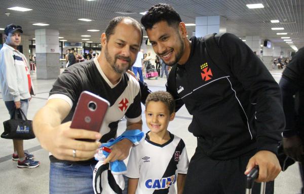Andrés Ríos recebe o carinho da torcida na Bahia