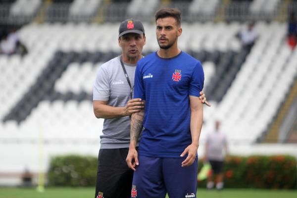 Zé Ricardo orienta jovem Bruno Cosendey