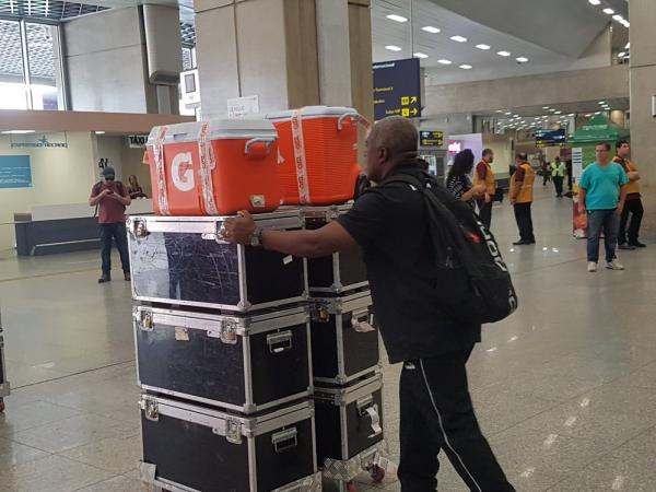 Funcionários levam os equipamentos dos jogadores do Vasco