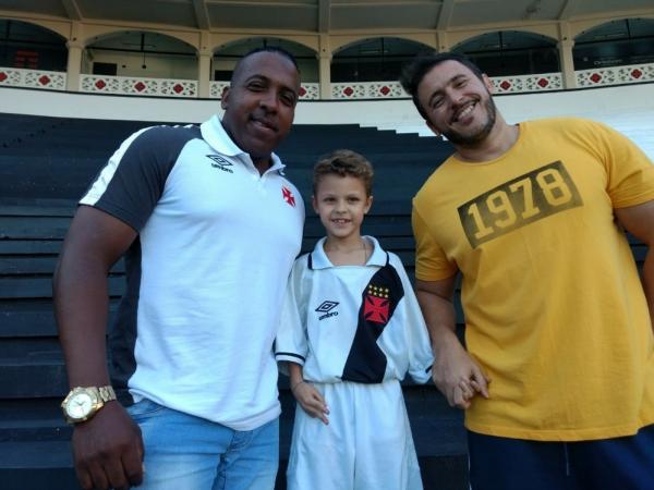 Brian ao lado de Bruno, técnico no Vasco, e do pai Lincoln de Lima