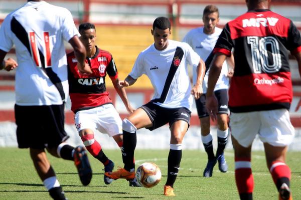 Moresche é marcado de perto pela retaguarda do Flamengo