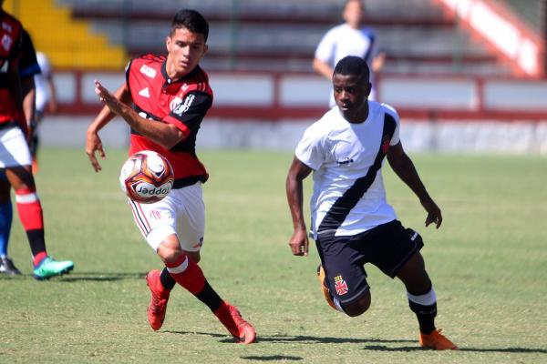 Lucas Santos em ação contra o Flamengo