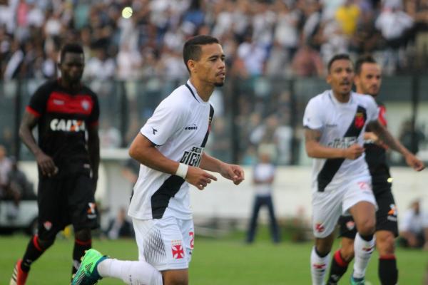 Yago Pikachu festeja gol marcado em São Januário