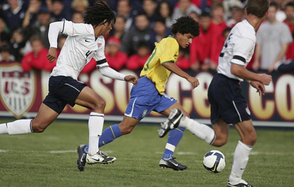 Coutinho em ação pela Seleção Sub-17 em 2008