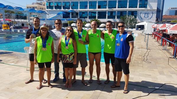 Vascaínos após a competição com o técnico e coordenador Márcio Santos