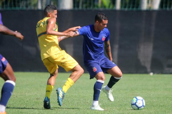 Ramon protege a bola de jogador da Portuguesa durante o amigável