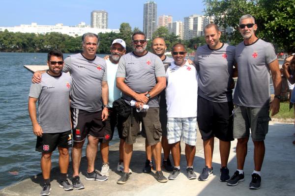 Comissão Cruzmaltina na Lagoa Rodrigo de Freitas e Alexandre Rosa (ao centro de óculos e bermuda escura)
