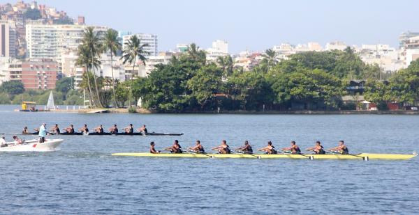 Remadores disputando regata na Lagoa Rodrigo de Freitas