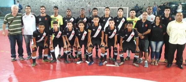 Jogadores e comissão técnica no ginásio tricolor