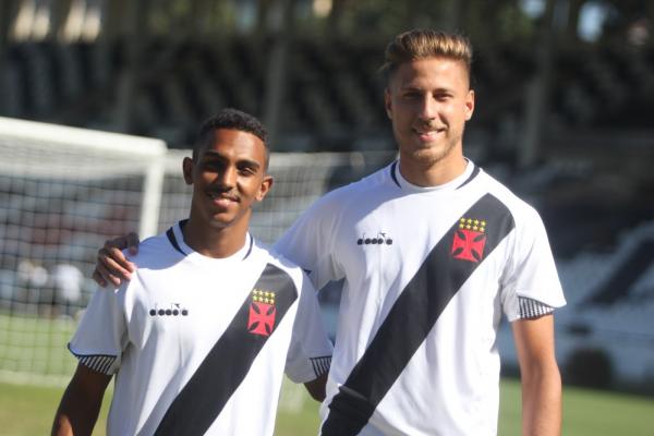 Rafael França e Gabriel Norões, abraçados, posam com a camisa do Vasco