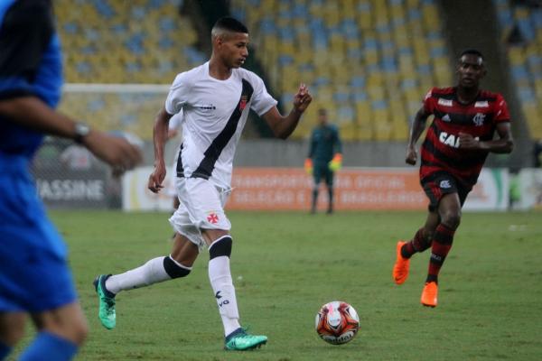 Marrony em ação contra o Flamengo no Maracanã